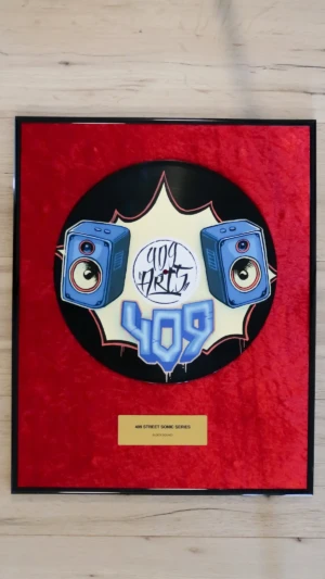Eingerahmte Schallplatte auf rotem Samt mit Messingschild im Award-Stil, Block Sound mit blauer Musikbox im Graffiti-Design von 409 Arts