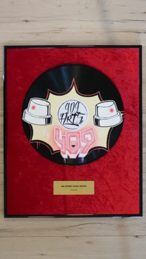 Eingerahmte Schallplatte auf rotem Samt mit Messingschild im Hip-Hop-Award-Stil, Level One mit rosa-weißem Sprühdosen-Cap im Graffiti-Design von 409 Arts