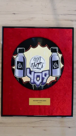 Eingerahmte Schallplatte auf rotem Samt mit Messingschild im Hip-Hop-Award-Stil, Permanent mit lila Graffiti-Marker im Graffiti-Design von 409 Arts