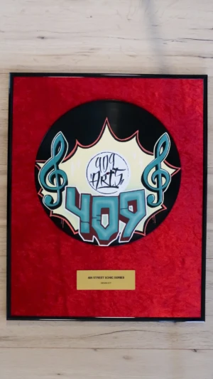 Eingerahmte Schallplatte auf rotem Samt mit Messingschild im Award-Stil, Urban Key mit blauem Notenschlüssel im Graffiti-Design von 409 Arts